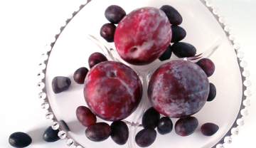 Photo of plums and grapes, from sxc.hu></div>

<br>
<div class=